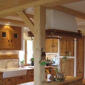 Altholzküchen, das Original vom Nussdorfer Küchenhaus bei Traunstein. "Unsere Altholzküche hat kleine Fenster mit Antikglas und Holzsprossen in den Schranktüren, runde Lochbleche wie früher bei Brotschränken vereint mit modernste Bora Herdlösungen" (Magazin Landlust) Altholzküchen, das Original vom Nussdorfer Küchenhaus bei Traunstein. "Unsere Altholzküche hat kleine Fenster mit Antikglas und Holzsprossen in den Schranktüren, runde Lochbleche wie früher bei Brotschränken vereint mit modernste Bora Herdlösungen" (Magazin Landlust)