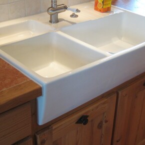 Altholzküchen, das Original vom Nussdorfer Küchenhaus.Der weißen Keramikspüle fehlt nichts, was dem Gemüseputzen und Abwaschen größerer Töpfe dienlich ist: Seifenablage, zwei Spülbecken und ein kleines Extrabecken. Wir kombinieren unsere Altholzküche mit Bora Kochfeldern. Altholzküchen, das Original vom Nussdorfer Küchenhaus.Der weißen Keramikspüle fehlt nichts, was dem Gemüseputzen und Abwaschen größerer Töpfe dienlich ist: Seifenablage, zwei Spülbecken und ein kleines Extrabecken. Wir kombinieren unsere Altholzküche mit Bora Kochfeldern.