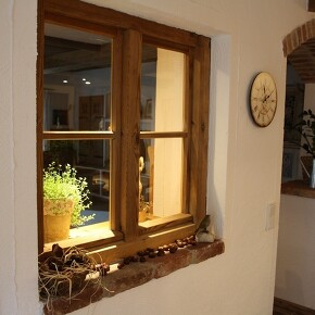 Ein Altholzfenster zum Eßzimmer verbreitet urige Hüttengemütlichkeit. Urlaubsstimmung das ganze Jahr mit selbsgemachten kulinarischen Köstlichkeiten, gekocht in einer Schreinerküche vom Nussdorfer Küchenhaus bei Traunstein. Ein Altholzfenster zum Eßzimmer verbreitet urige Hüttengemütlichkeit. Urlaubsstimmung das ganze Jahr mit selbsgemachten kulinarischen Köstlichkeiten, gekocht in einer Schreinerküche vom Nussdorfer Küchenhaus bei Traunstein.
