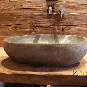 Steinwaschbecken auf Altholzwaschtisch Steinwaschbecken auf Altholzwaschtisch