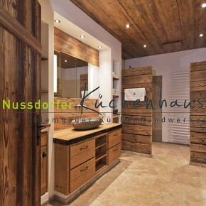 Badezimmer in Altholzoptik mit Steinwaschtisch  Badezimmer in Altholzoptik mit Steinwaschtisch