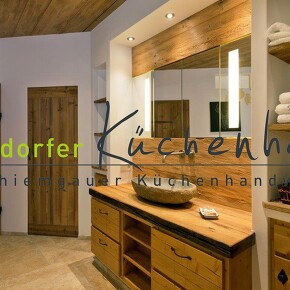 Badezimmer in Altholzoptik mit Steinwaschtisch  Badezimmer in Altholzoptik mit Steinwaschtisch