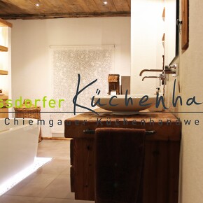 Holz und Badezimmer Elemente harmonisch mit indirekter beleuchtung aufeinander abgestimmt.  Holz und Badezimmer Elemente harmonisch mit indirekter beleuchtung aufeinander abgestimmt.