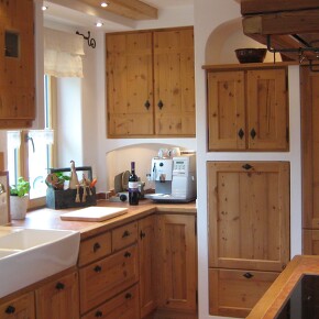 Altholzküche, das Original vom Nussdorfer Küchenhaus mit Bericht in dem Magazin Landlust. In unseren Altholzküchen wirkt die Mischung aus weißen Einbauten und Antikholz hell und freundlich. Fast jede der Fronten ist ein bisschen anders gestaltet. Doch zusammen harmonieren die einzelnen Elemente perfekt mit den modernsten Bora Herdlösungn. Altholzküche, das Original vom Nussdorfer Küchenhaus mit Bericht in dem Magazin Landlust. In unseren Altholzküchen wirkt die Mischung aus weißen Einbauten und Antikholz hell und freundlich. Fast jede der Fronten ist ein bisschen anders gestaltet. Doch zusammen harmonieren die einzelnen Elemente perfekt mit den modernsten Bora Herdlösungn.