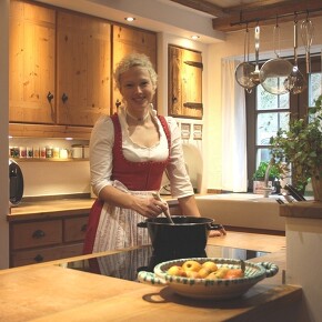 Julia Esterl in ihrer neuen Altholzküche vom Nussdorfer Küchenhaus. Wir liefern bayernweit unsere handgefertigten Wohlfühlküchen. Der alpenländische Charme unserer Bauernküche macht die Küchenarbeit zur Erholung. Dem Nussdorfer Küchenhausteam war es eine Ehre für die herzliche Frau Esterl Küche, Wohnraum und Bad zu planen und bedanken uns für die angenehme Zusammenarbeit. Julia Esterl in ihrer neuen Altholzküche vom Nussdorfer Küchenhaus. Wir liefern bayernweit unsere handgefertigten Wohlfühlküchen. Der alpenländische Charme unserer Bauernküche macht die Küchenarbeit zur Erholung. Dem Nussdorfer Küchenhausteam war es eine Ehre für die herzliche Frau Esterl Küche, Wohnraum und Bad zu planen und bedanken uns für die angenehme Zusammenarbeit.