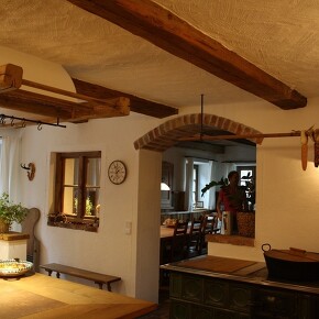 Küche und Wohnraum verschmelzen in der offenen Wohnküche. Deckenbalken in Altholz vom Nussdorfer Küchenhaus passend zur Küche im Chiemgaustil. Wir liefern bayernweit und selbstverständlich auch zwischen Berchtesgaden, Rosenheim Traunstein und Altötting. Jede Küche ein Unikat, für uns als Schreiner und Küchenhaus kein Problem. Küche und Wohnraum verschmelzen in der offenen Wohnküche. Deckenbalken in Altholz vom Nussdorfer Küchenhaus passend zur Küche im Chiemgaustil. Wir liefern bayernweit und selbstverständlich auch zwischen Berchtesgaden, Rosenheim Traunstein und Altötting. Jede Küche ein Unikat, für uns als Schreiner und Küchenhaus kein Problem.