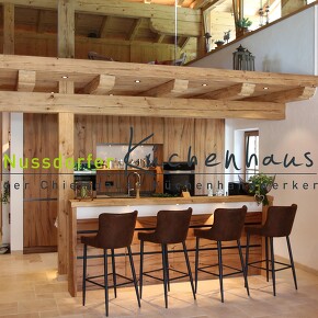 Altholzbalken mit inegriertem Licht Holztheke Altholzbalken mit inegriertem Licht Holztheke