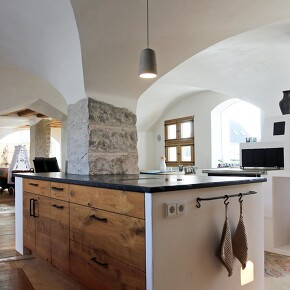 Schreinerküche zeitlos aus Massiv- und Altholz Schreinerküche zeitlos aus Massiv- und Altholz