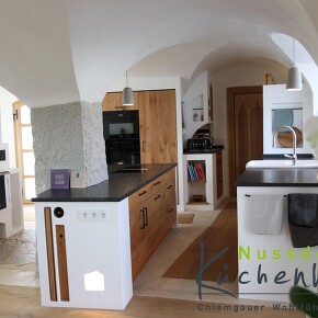 Küche aus Altholz mit Mauerelementen Küche aus Altholz mit Mauerelementen