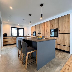 Altholz trifft moderne - Antrazithfarbener Küchenblock Altholz trifft moderne - Antrazithfarbener Küchenblock