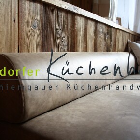 Altholz trifft Sofa aus Wildleder Altholz trifft Sofa aus Wildleder