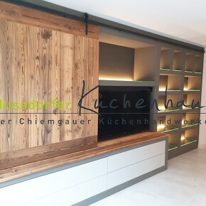 moderne Wohnwand mit Altholzelementen und indirekter Beleuchtung  moderne Wohnwand mit Altholzelementen und indirekter Beleuchtung