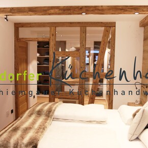 Schlafzimmer aus Echtholz mit Glaselementen und indirekter Beleuchtung  Schlafzimmer aus Echtholz mit Glaselementen und indirekter Beleuchtung