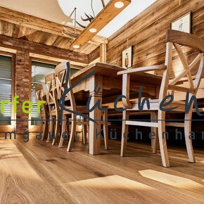 Altholzwand im Essbereich mit Eckbank und Massivholztisch im Loft Design Altholzwand im Essbereich mit Eckbank und Massivholztisch im Loft Design