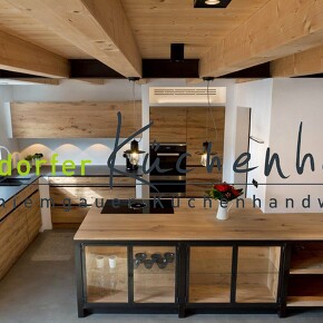 Ländliche Altholzküche mit Massivholzelementen von Ihrem Schreiner gefertigt  Ländliche Altholzküche mit Massivholzelementen von Ihrem Schreiner gefertigt