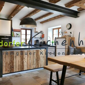 Schreinerküche mit Altholz und Ahorntischplatte auf Eisengestell   Schreinerküche mit Altholz und Ahorntischplatte auf Eisengestell