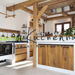 Maßgefertigte moderne weiße Schreinerküche in Kombination mit Holz  Maßgefertigte moderne weiße Schreinerküche in Kombination mit Holz