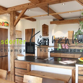 Altholzküche modern in Szene gesetzt  Altholzküche modern in Szene gesetzt