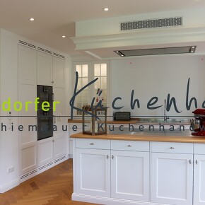 weiße Landhausküche im Vintage Stil  weiße Landhausküche im Vintage Stil