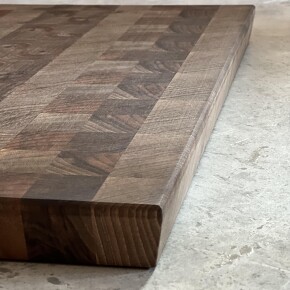 Hirnholz - exklusives Schneidebrett aus massiven Nussbaum Hirnholz - exklusives Schneidebrett aus massiven Nussbaum