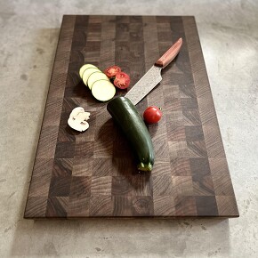 Hirnholz - exklusives Schneidebrett aus massiven Nussbaum Hirnholz - exklusives Schneidebrett aus massiven Nussbaum