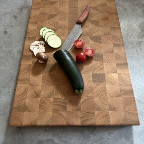Hirnholz - exklusives Schneidebrett aus massiven Kirschbaumholz Hirnholz - exklusives Schneidebrett aus massiven Kirschbaumholz