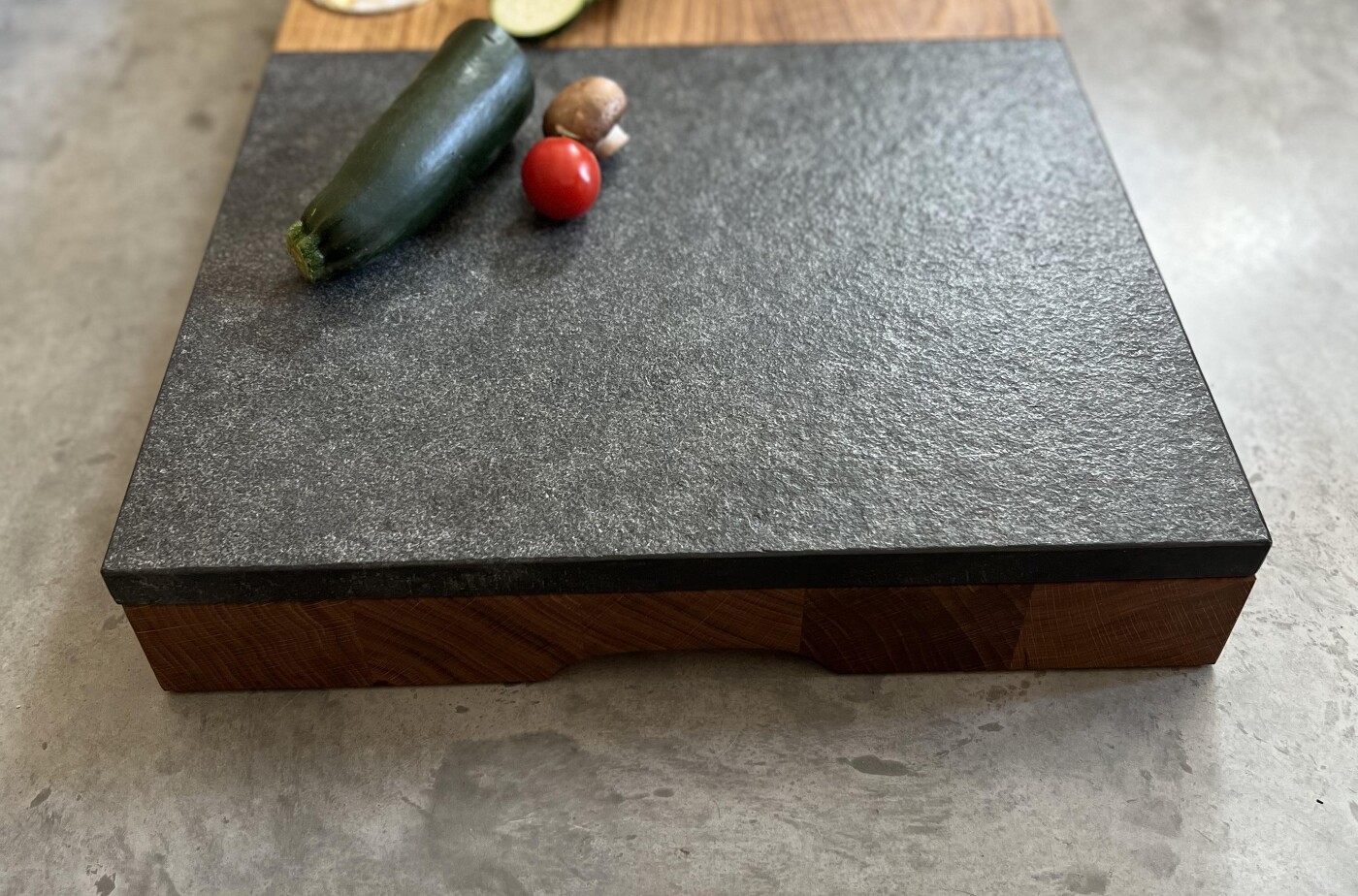 Exklusives Steakbrett aus massiver Eiche mit eingelassenem Granit Exklusives Steakbrett aus massiver Eiche mit eingelassenem Granit