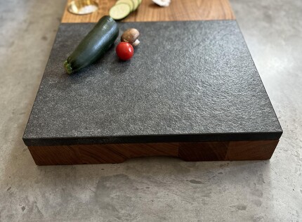 Exklusives Steakbrett aus massiver Eiche mit eingelassenem Granit Exklusives Steakbrett aus massiver Eiche mit eingelassenem Granit