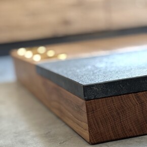Exklusives Steakbrett aus massiver Eiche mit eingelassenem Granit Exklusives Steakbrett aus massiver Eiche mit eingelassenem Granit