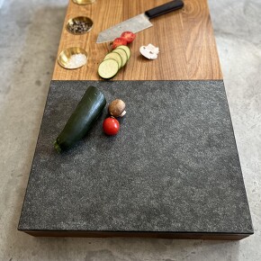 Exklusives Steakbrett aus massiver Eiche mit eingelassenem Granit Exklusives Steakbrett aus massiver Eiche mit eingelassenem Granit