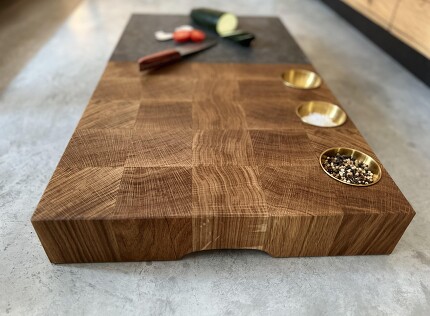 Exklusives Steakbrett aus massiver Eiche mit eingelassenem Granit Exklusives Steakbrett aus massiver Eiche mit eingelassenem Granit