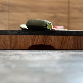 Exklusives Steakbrett aus massiver Eiche mit eingelassenem Granit Exklusives Steakbrett aus massiver Eiche mit eingelassenem Granit
