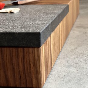 Exklusives Steakbrett aus massiver Eiche mit eingelassenem Granit Exklusives Steakbrett aus massiver Eiche mit eingelassenem Granit