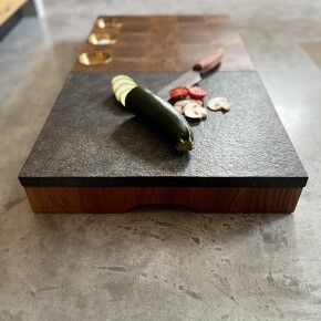 Exklusives Steakbrett aus massiver Eiche mit eingelassenem Granit Exklusives Steakbrett aus massiver Eiche mit eingelassenem Granit