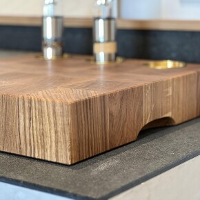 Exklusives Steakbrett aus massiver Eiche mit eingelassenem Granit Exklusives Steakbrett aus massiver Eiche mit eingelassenem Granit
