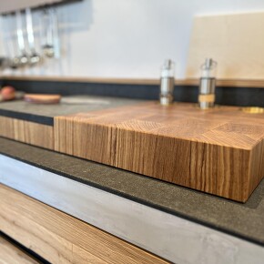 Exklusives Steakbrett aus massiver Eiche mit eingelassenem Granit Exklusives Steakbrett aus massiver Eiche mit eingelassenem Granit