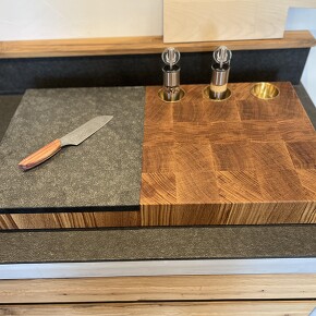 Exklusives Steakbrett aus massiver Eiche mit eingelassenem Granit Exklusives Steakbrett aus massiver Eiche mit eingelassenem Granit
