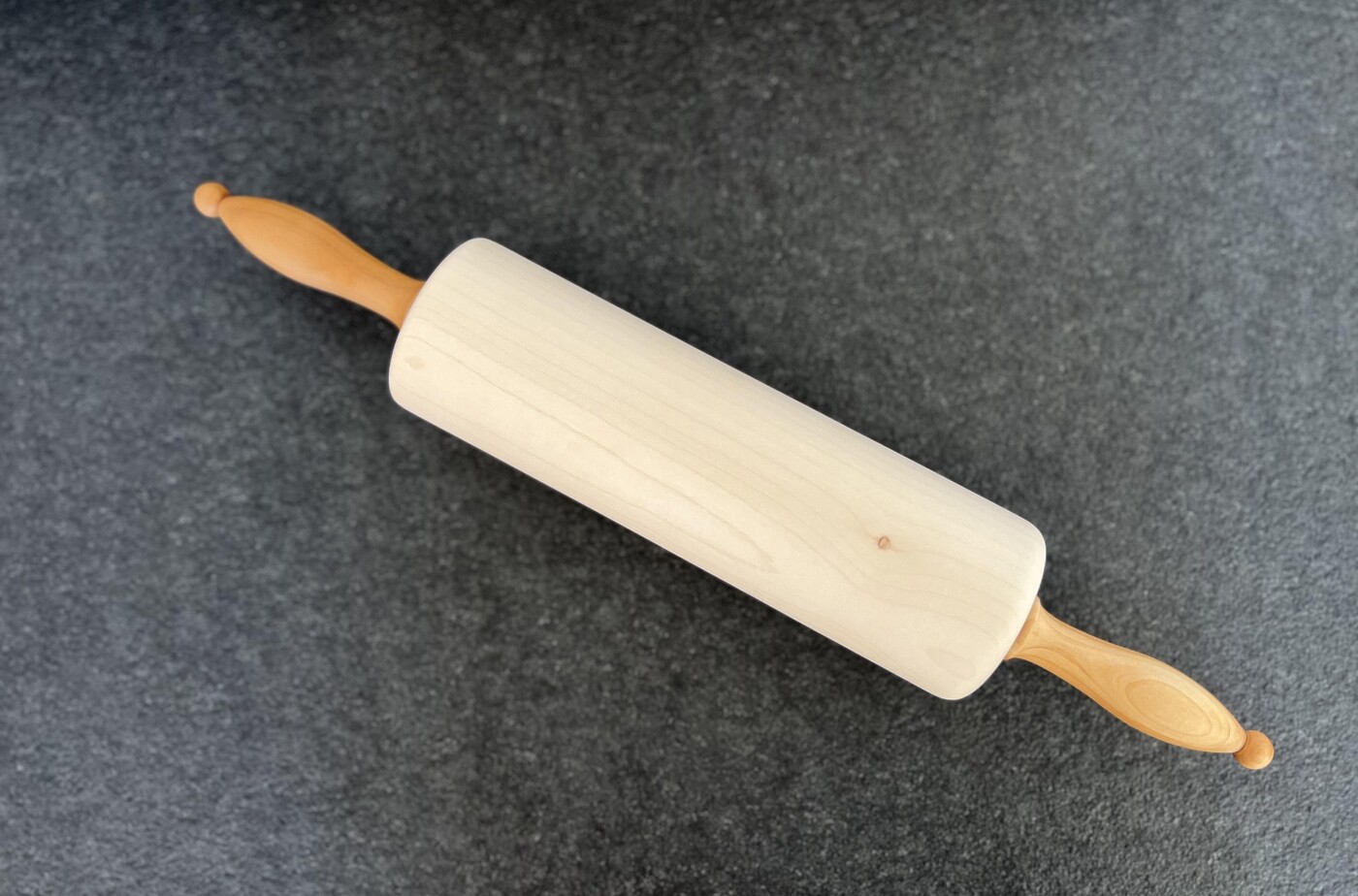 Nudelholz / Teigroller aus Ahorn gefertig mit Griffen aus Kirschbaumholz Nudelholz / Teigroller aus Ahorn gefertig mit Griffen aus Kirschbaumholz