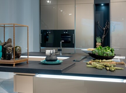 Leuchtende Griffmulden setzen in der grifflosen Küche tolle Akzente. Leuchtende Griffmulden setzen in der grifflosen Küche tolle Akzente.
