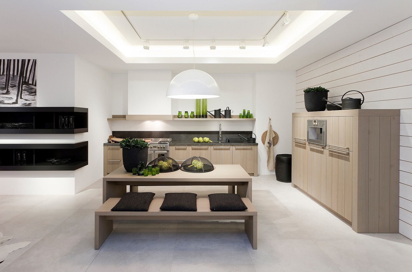 Puristische Wohnküche mit sägerauer Eichenfront Puristische Wohnküche mit sägerauer Eichenfront