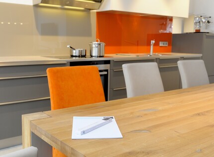 Esstisch in der Küche? Wieviel Personen sollen Platz haben, und was gibt Ihre Küche her? Esstisch in der Küche? Wieviel Personen sollen Platz haben, und was gibt Ihre Küche her?