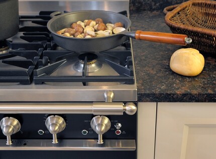 Moderne Herde besitzen eine Inbetriebnahmesperre. So schützen Sie Kinder davor, sich unbeabsichtigt weh zu tun. Moderne Herde besitzen eine Inbetriebnahmesperre. So schützen Sie Kinder davor, sich unbeabsichtigt weh zu tun.