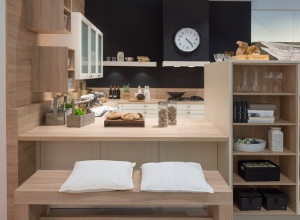 Extra geschickt gelöst: Nach Gebrauch verschwindet die Küchenbank hier unter dem Küchentisch. Extra geschickt gelöst: Nach Gebrauch verschwindet die Küchenbank hier unter dem Küchentisch.