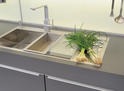 Küchenspüle aus hochwertigem Edelstahl, ergänzt durch genau passendes Schneidebrett und Abtropfbehälter Küchenspüle aus hochwertigem Edelstahl, ergänzt durch genau passendes Schneidebrett und Abtropfbehälter