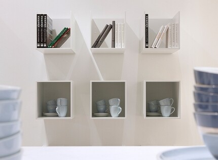 Das Würfelregal passt auch in die Küche – oben geschlossen, wenn nichts verstauben soll, oder offen für besonders große Kochbücher. Das Würfelregal passt auch in die Küche – oben geschlossen, wenn nichts verstauben soll, oder offen für besonders große Kochbücher.