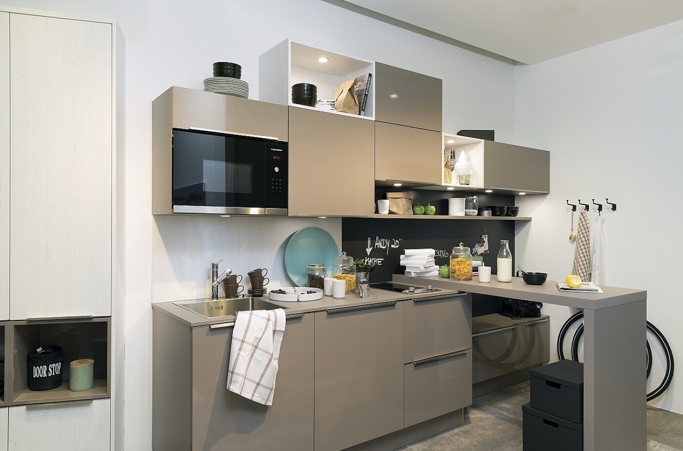 Wohnliche Küchenzeile mit vielen Funktionen für die kleine Küche Wohnliche Küchenzeile mit vielen Funktionen für die kleine Küche