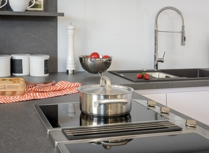 Dunstabzug direkt neben dem Kochfeld: immer beliebter bei neuen Küchen Dunstabzug direkt neben dem Kochfeld: immer beliebter bei neuen Küchen