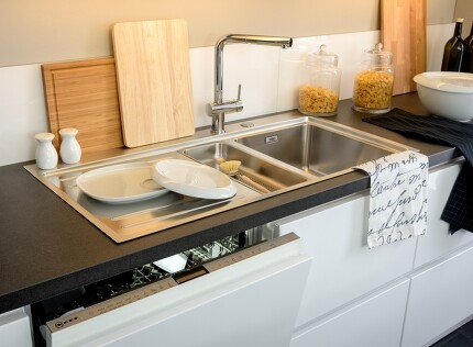 Vollintegrierter Geschirrspüler in der grifflosen Küche: Eine nach hinten abgeschrägte Frontkante sorgt für guten Griff und nicht sichtbare Fingerabdrücke. Vollintegrierter Geschirrspüler in der grifflosen Küche: Eine nach hinten abgeschrägte Frontkante sorgt für guten Griff und nicht sichtbare Fingerabdrücke.