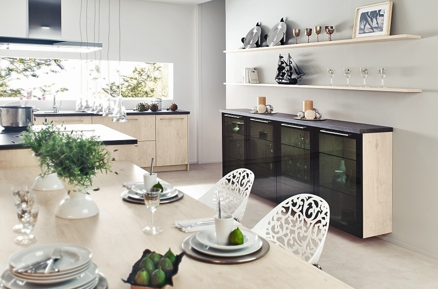 Diese helle moderne Wohnküche (Ballerina) kontrastiert toll mit dem schwebenden Highboard-Glasvitrinenschrank Diese helle moderne Wohnküche (Ballerina) kontrastiert toll mit dem schwebenden Highboard-Glasvitrinenschrank