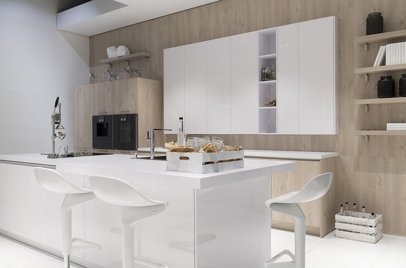 Materialmix in der Küche: Helles Holz und weiße Flächen passen gut zusammen. Materialmix in der Küche: Helles Holz und weiße Flächen passen gut zusammen.